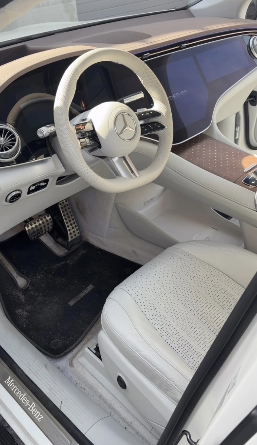 Mercedes EQS salona detailings — PIRMS